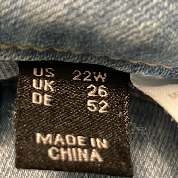 Susan Graver Girlfriend Raw Hem Cuffed Light Wash Jean Size 22W - Picture 16 of 16